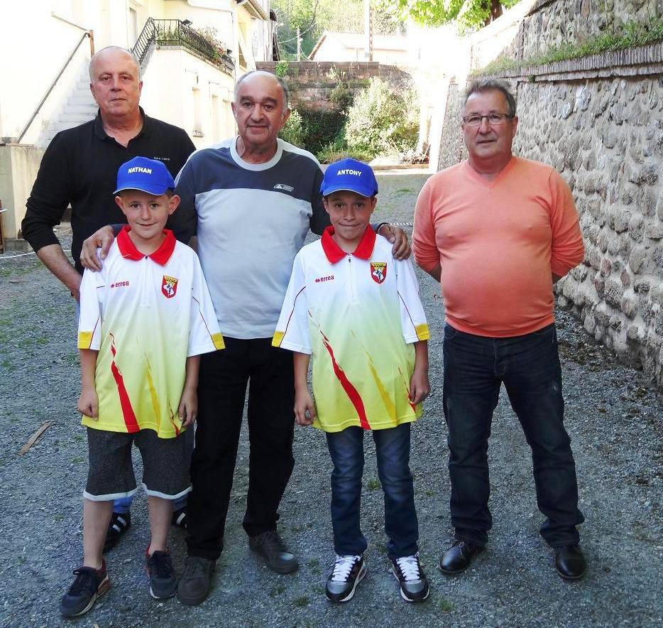 Anthony, Nathan avec les co-Présidents Bruno Bousquet, Robert Lourenço accompagnés du Champion de France Jean-Claude Amrouche lors d’une réception au Siège de la Fraternelle