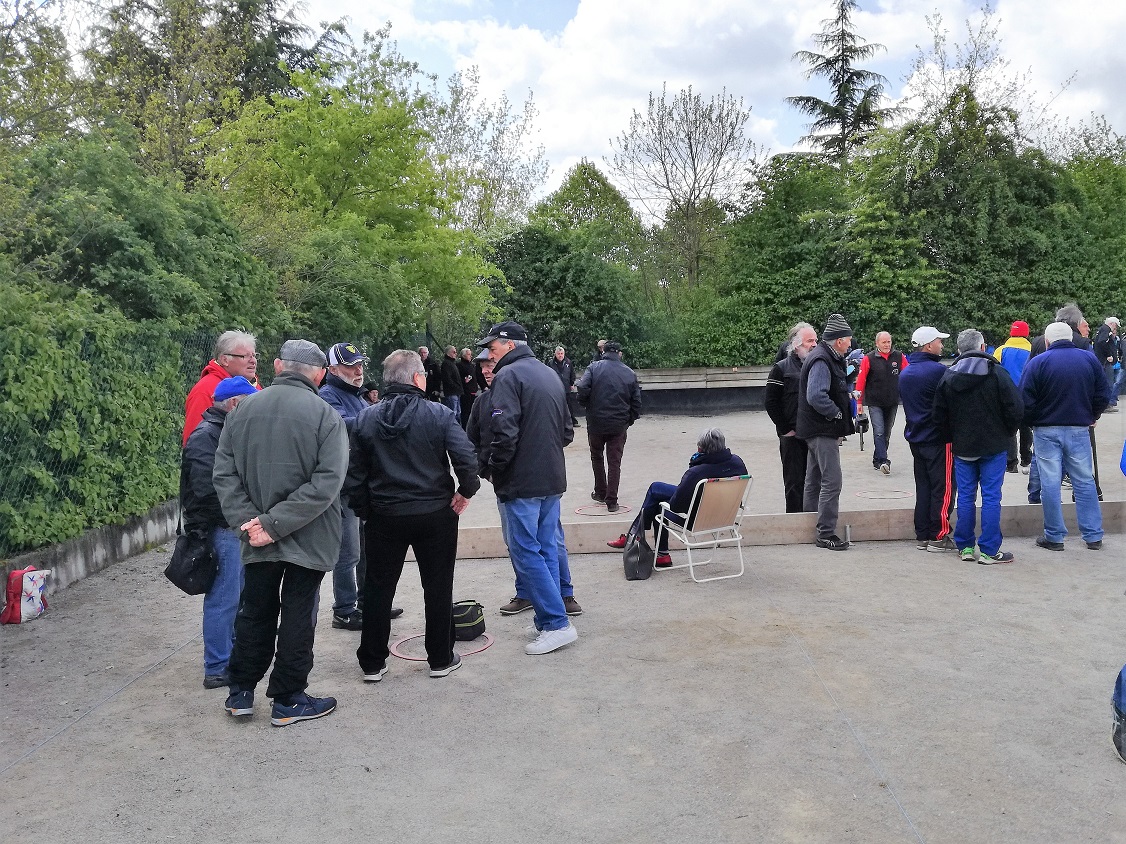 En arrière plan, la partie après poule de la PFG JC. Amrouche contre Gres H. Livinhac En arrière plan, la partie après poule de la PFG JC. Amrouche contre Gres H. Livinhac