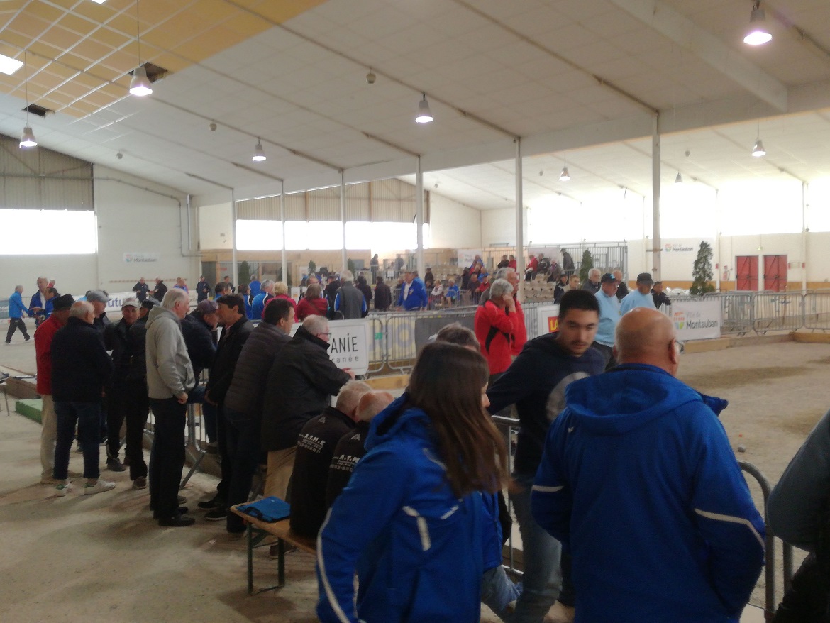 Bonne ambiance dans ce boulodrome bien aménagé Bonne ambiance dans ce boulodrome bien aménagé