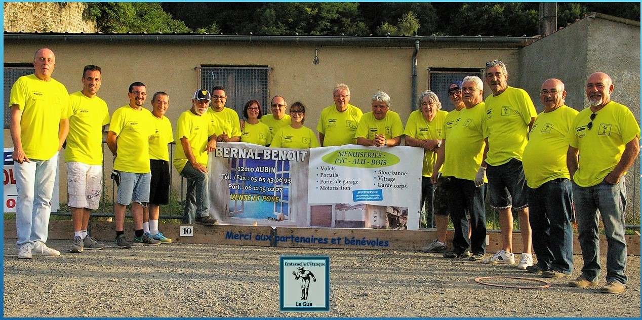 Les bénévoles » travailleurs" revêtus des tenues offertes par Benoit Bernal, bénévole licencié et partenaire du club