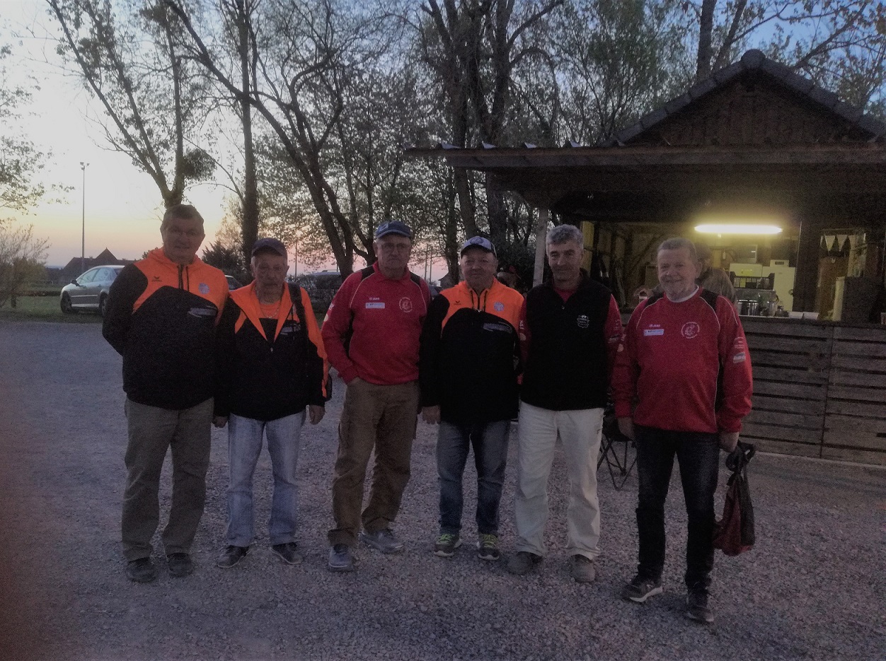Michel, Jean-Louis, Bernard s'impose face à l'équipe de Villeneuve Francis Savignac, Gérard Bousquet, Gérard Bonnefis à la tombée de la nuit! Michel, Jean-Louis, Bernard s'impose face à l'équipe de Villeneuve Francis Savignac, Gérard Bousquet, Gérard Bonnefis à la tombée de la nuit!