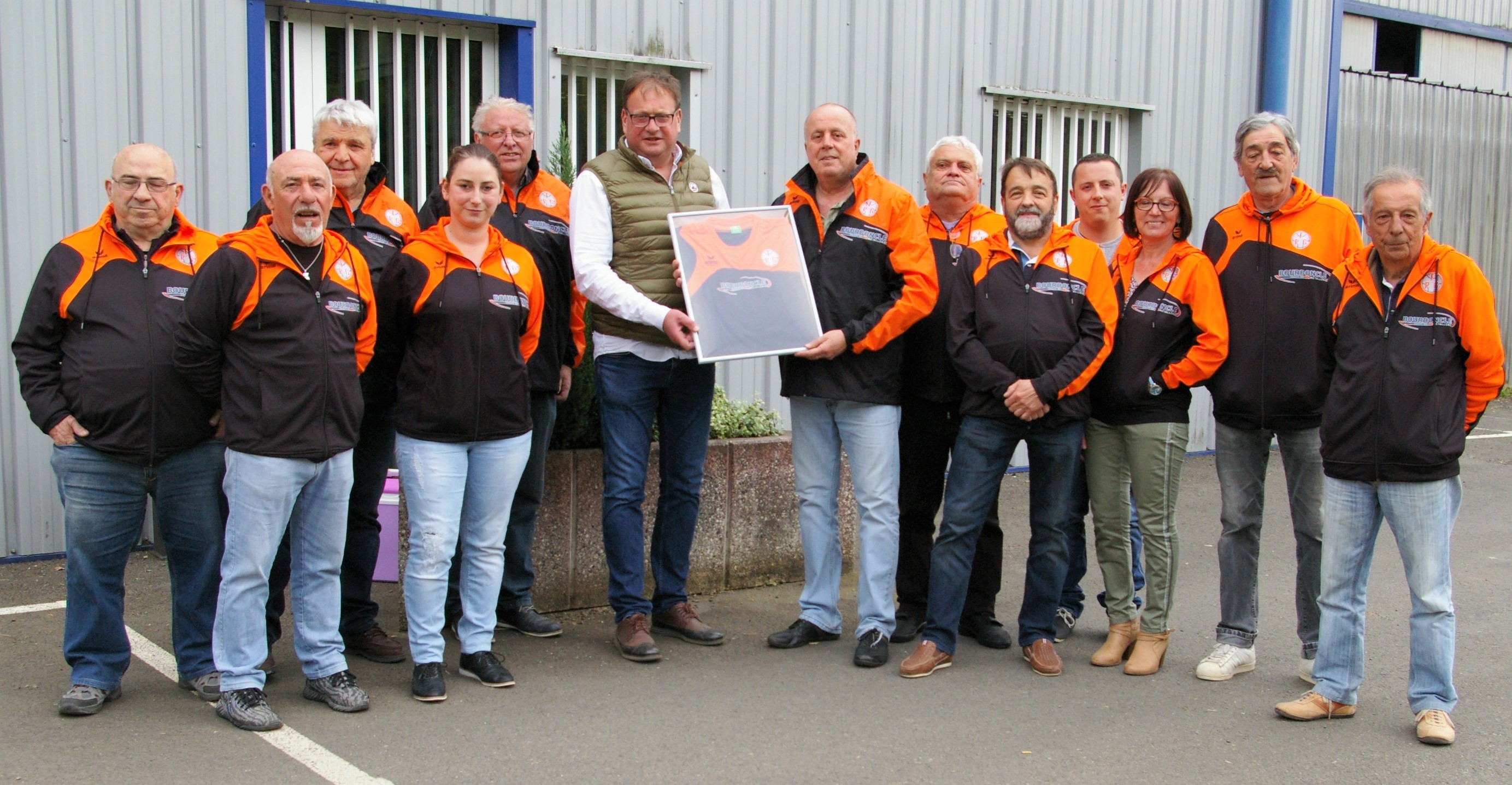 Un maillot collector remis à Patrick Bourdoncle en présence de Licenciés Un maillot collector remis à Patrick Bourdoncle en présence de Licenciés