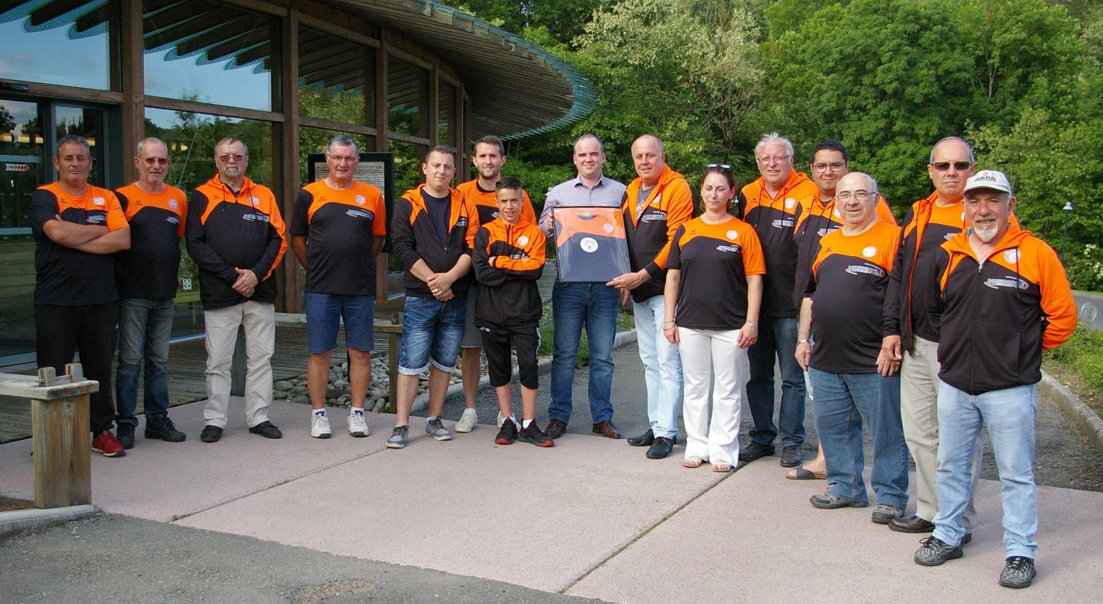 Le maillot collector a été remis à Mr Benoit Livertout par le Président Bruno Bousquet Le maillot collector a été remis à Mr Benoit Livertout par le Président Bruno Bousquet