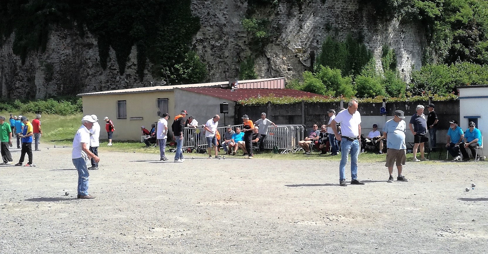 Vue d'ensemble sur le Plateau des Forges pris d'assaut par les Pétanqueurs!