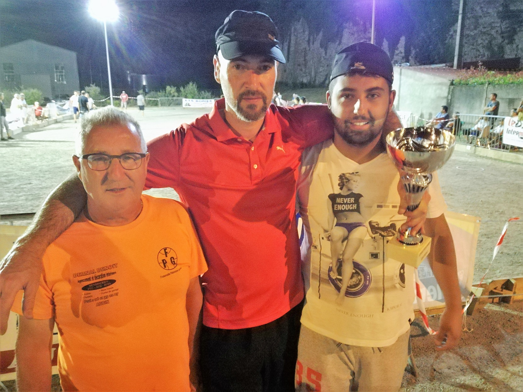 Les vainqueurs Rémi, Thibaut avec le co-Président Robert pour la remise du Challenge