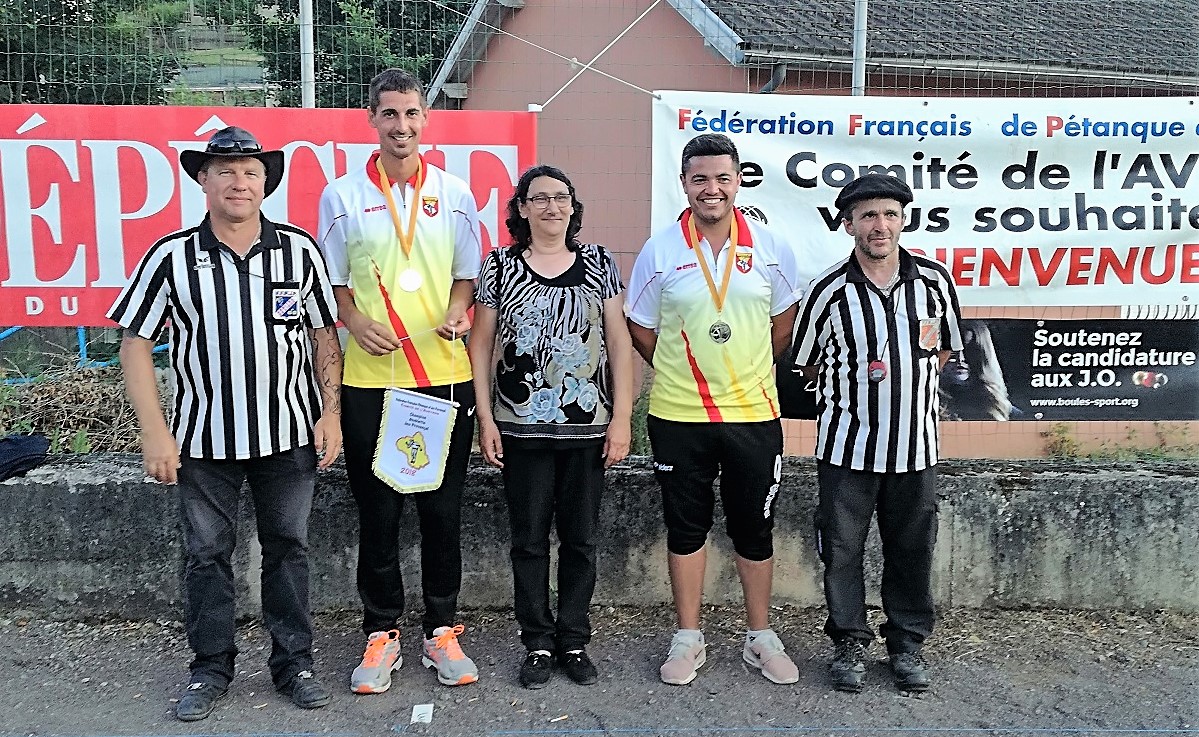 Les Champions avec les arbitres et Rosy Navarro responsable du district de Decazeville