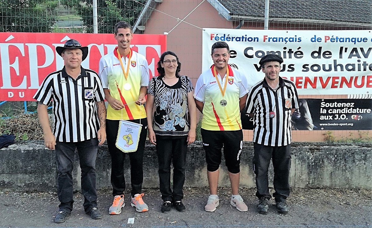 Les Champions avec les arbitres et Rosy Navarro responsable du district de Decazeville Les Champions avec les arbitres et Rosy Navarro responsable du district de Decazeville