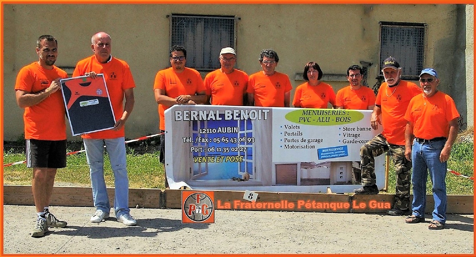 Bruno remet le collector à Benoit Bruno remet le collector à Benoit