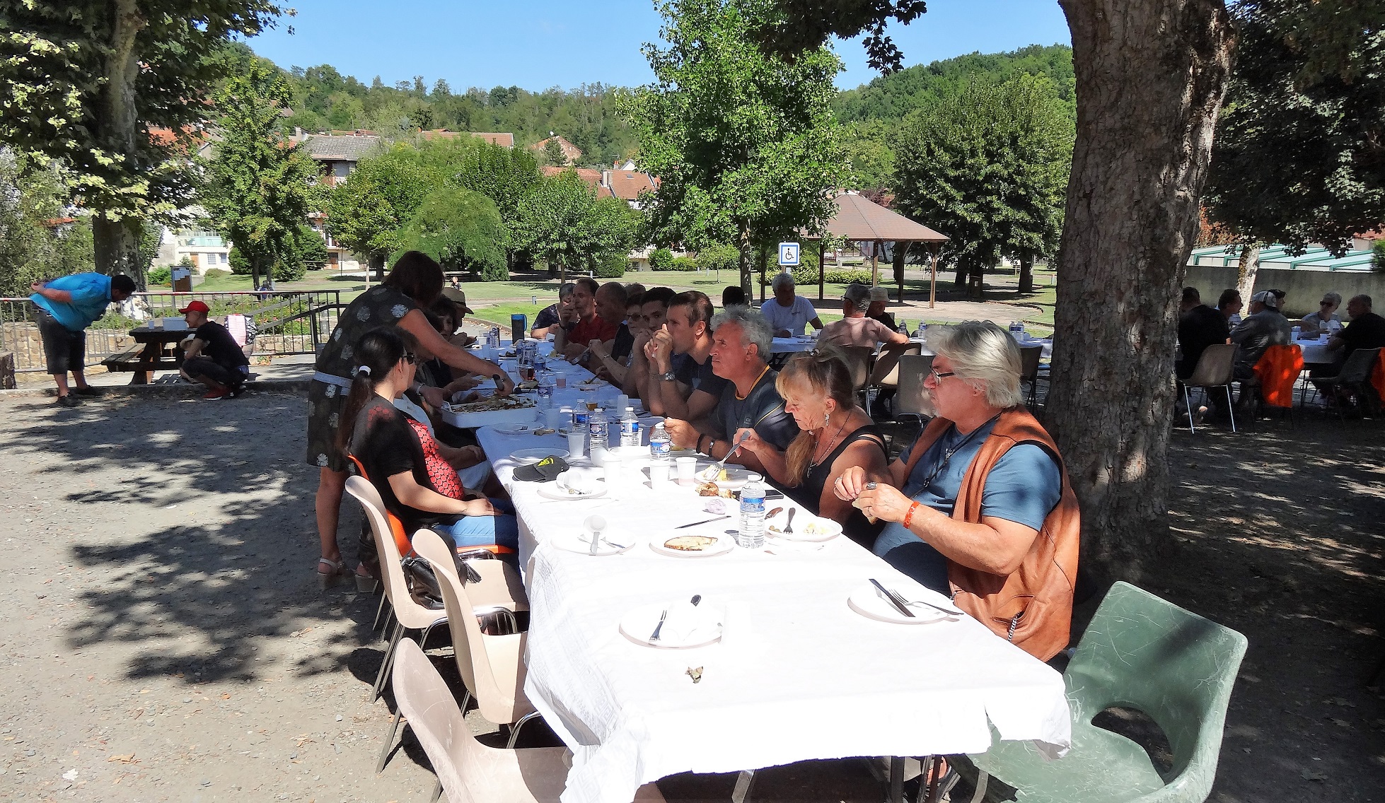 Table conviviale avec Viviane aux commandes; Merci