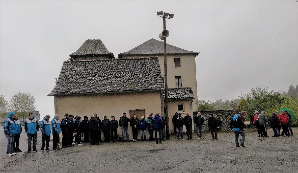 A Rieupeyroux, il fallait trouver un abri car la pluie était bien présente mais surtout se protéger de ce vent qui était déplaisant au possible !