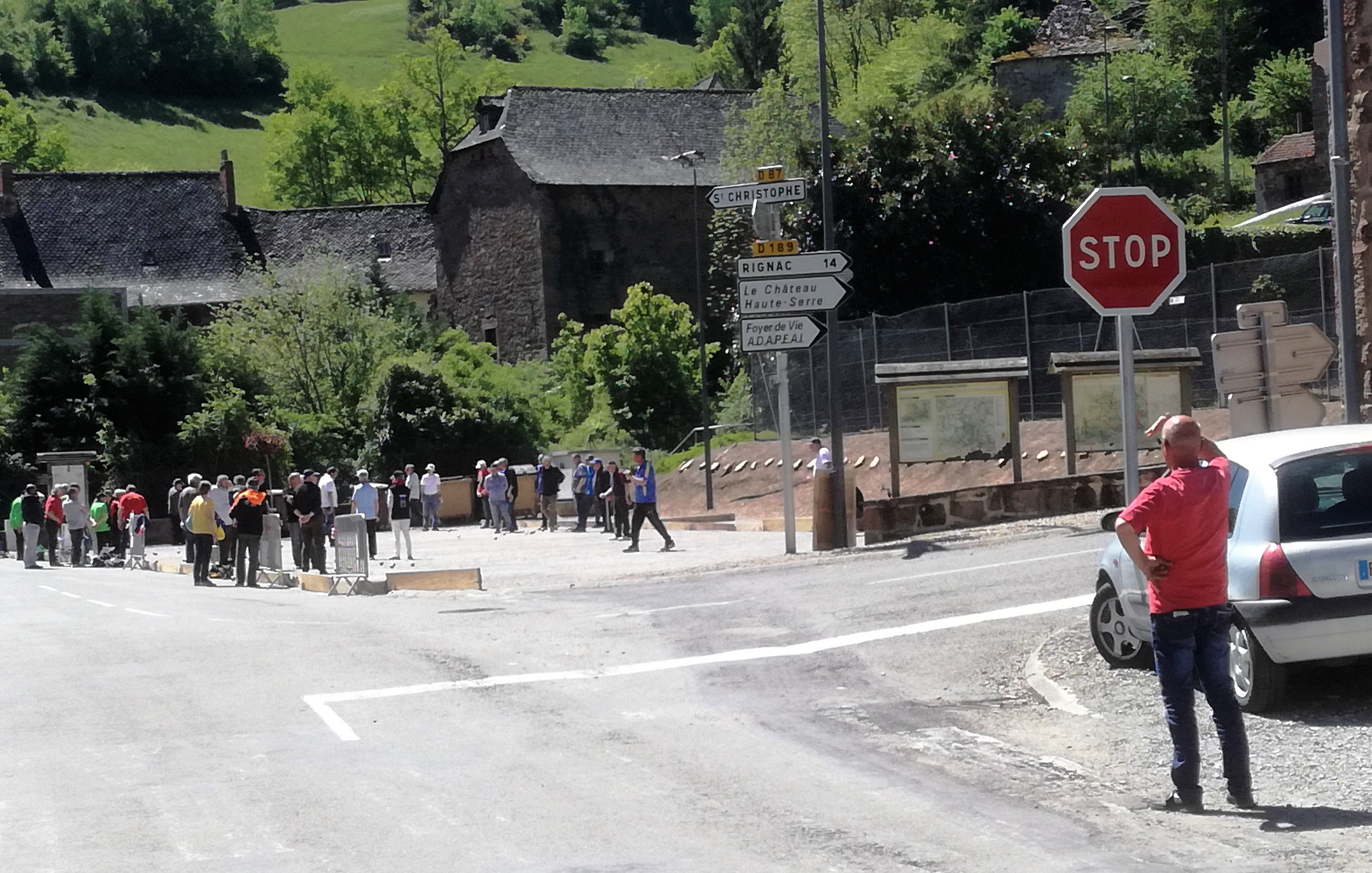 Vue d'ensemble sur les terrains, au cœur du village!