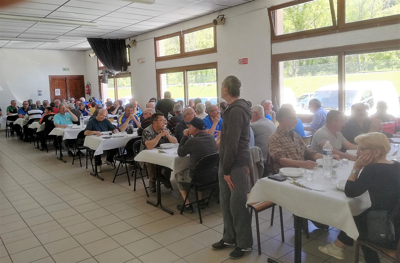 Tout le monde à table pour apprécier ce bon repas