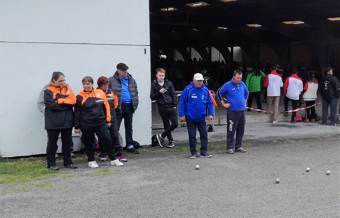 Bravo les filles pour cette partie de poule contre les locaux de Rieupeyroux! Bravo les filles pour cette partie de poule contre les locaux de Rieupeyroux!