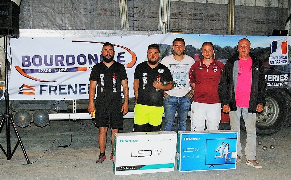 Les finalistes avec Bruno Bousquet pour la remise des récompenses Les finalistes avec Bruno Bousquet pour la remise des récompenses