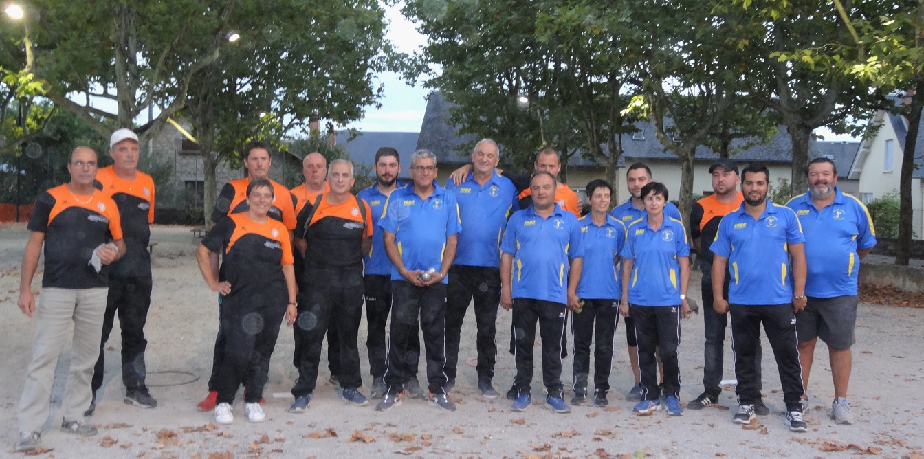 Les deux équipes sur la rampe de lancement Les deux équipes sur la rampe de lancement