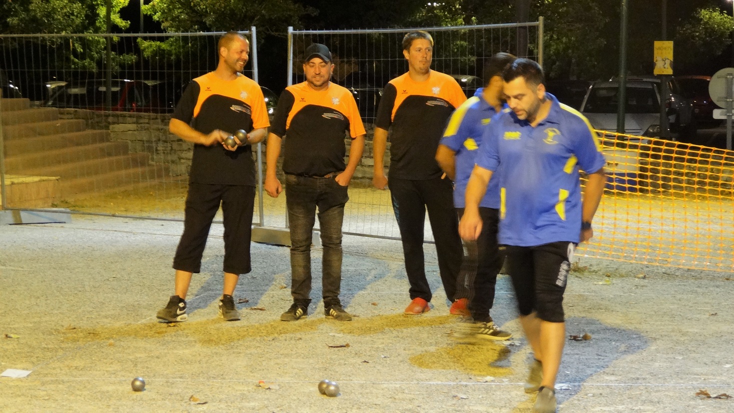 La triplette Frédéric/Jérôme et Stewe chute après une belle partie et toujours avec le sourire! La triplette Frédéric/Jérôme et Stewe chute après une belle partie et toujours avec le sourire!