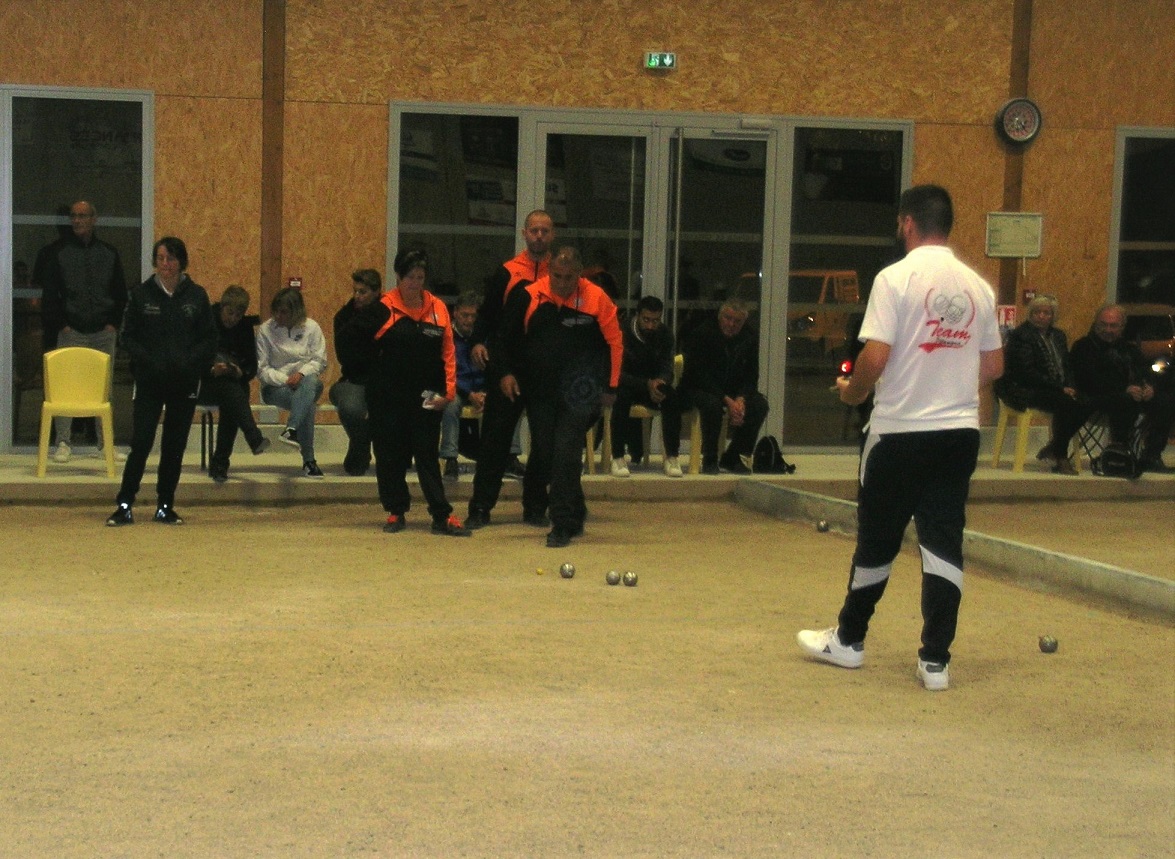 Bruno très concentré sous les yeux de Magalie et Stewe Bruno très concentré sous les yeux de Magalie et Stewe