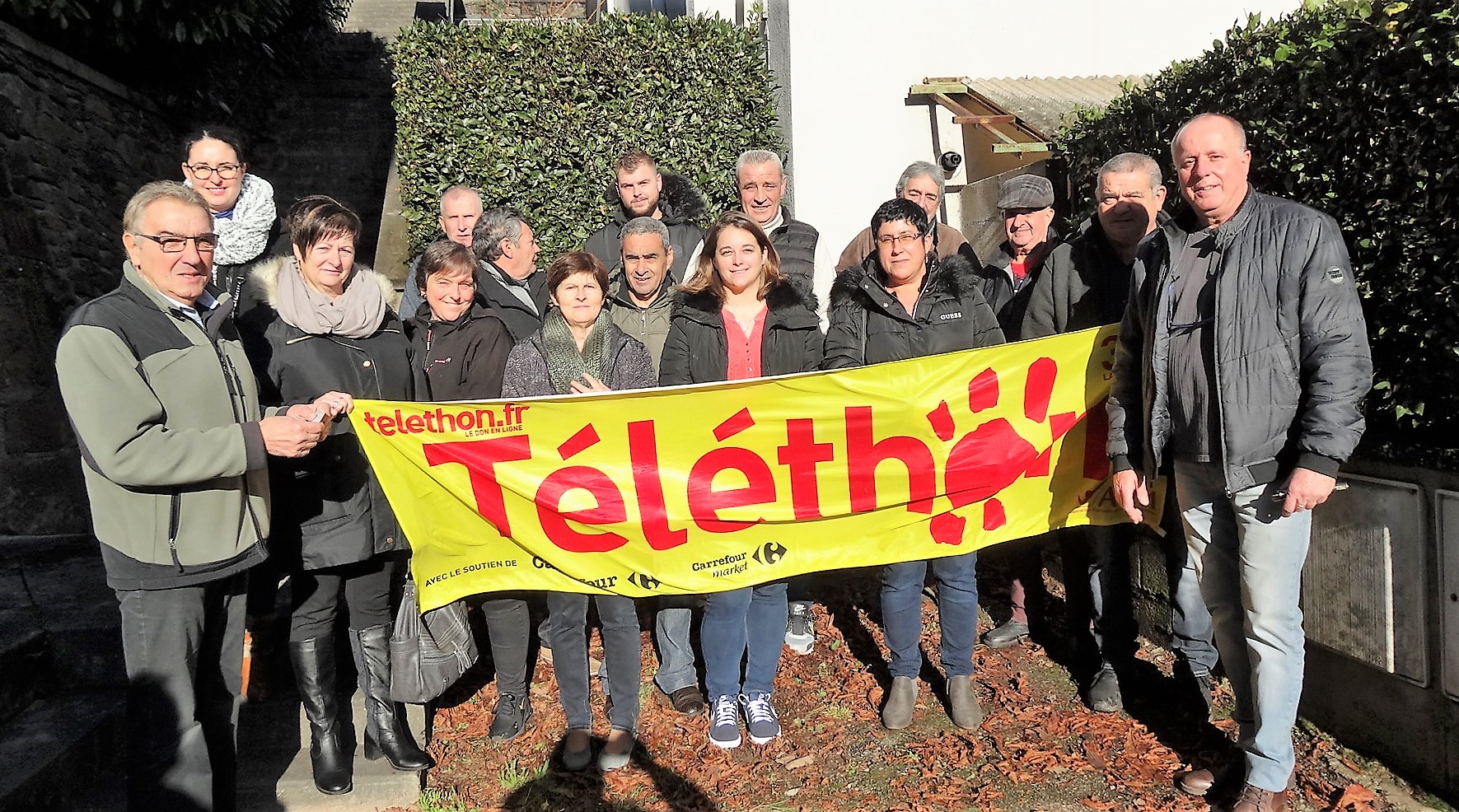 Le Président de la FPG remet le chéque à Mr Yves Valls au profit du téléthon Le Président de la FPG remet le chéque à Mr Yves Valls au profit du téléthon