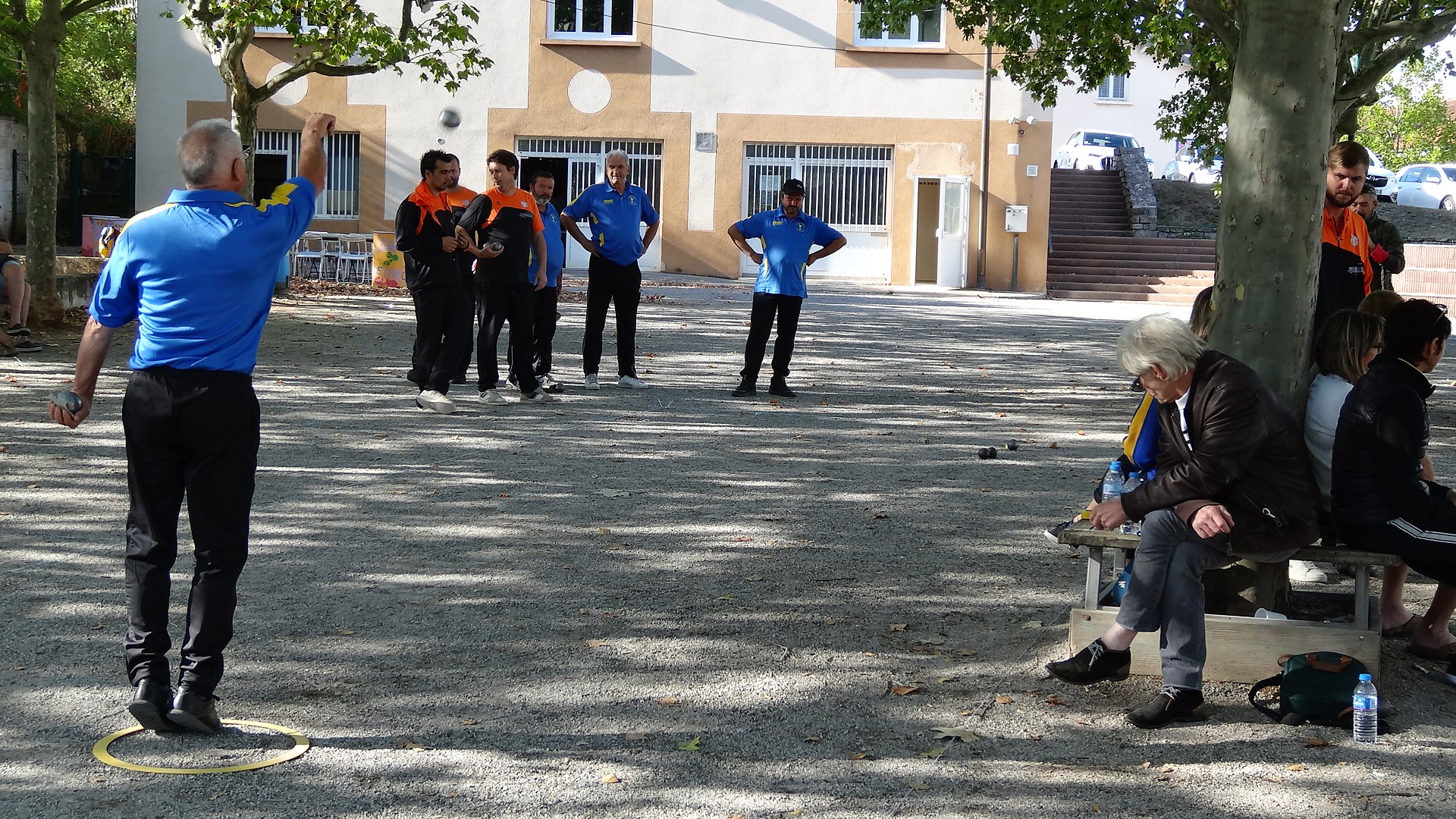 La triplette qui s'incline sur le fil 13 à 12 La triplette qui s'incline sur le fil 13 à 12