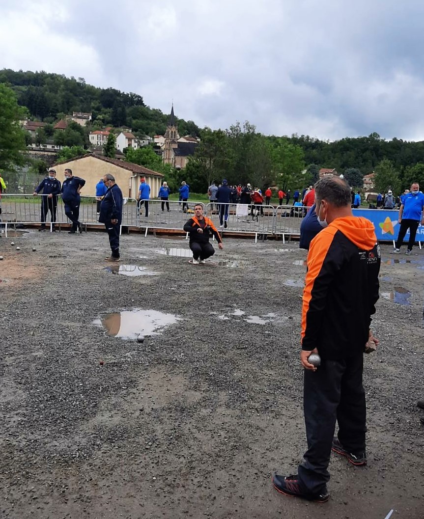 Benoit sous l'œil attentif de Bruno lors de la 1er partie de poule