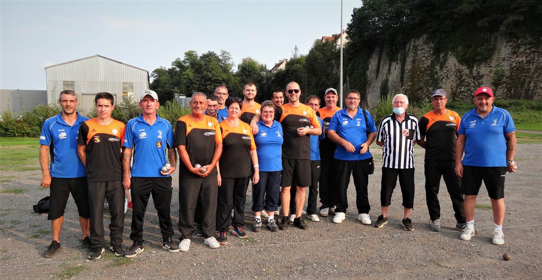 Les deux équipes avec Claude Pinel l'arbitre de la rencontre.