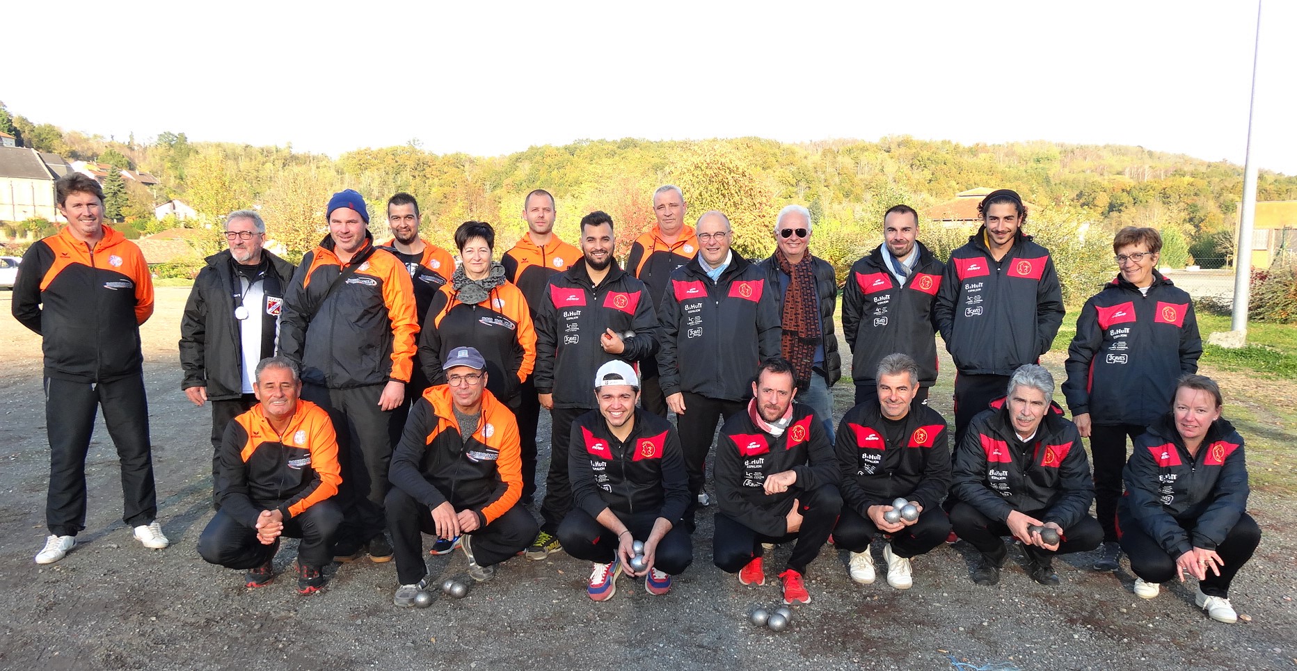 Les deux équipes sur la ligne de départ! Les deux équipes sur la ligne de départ!