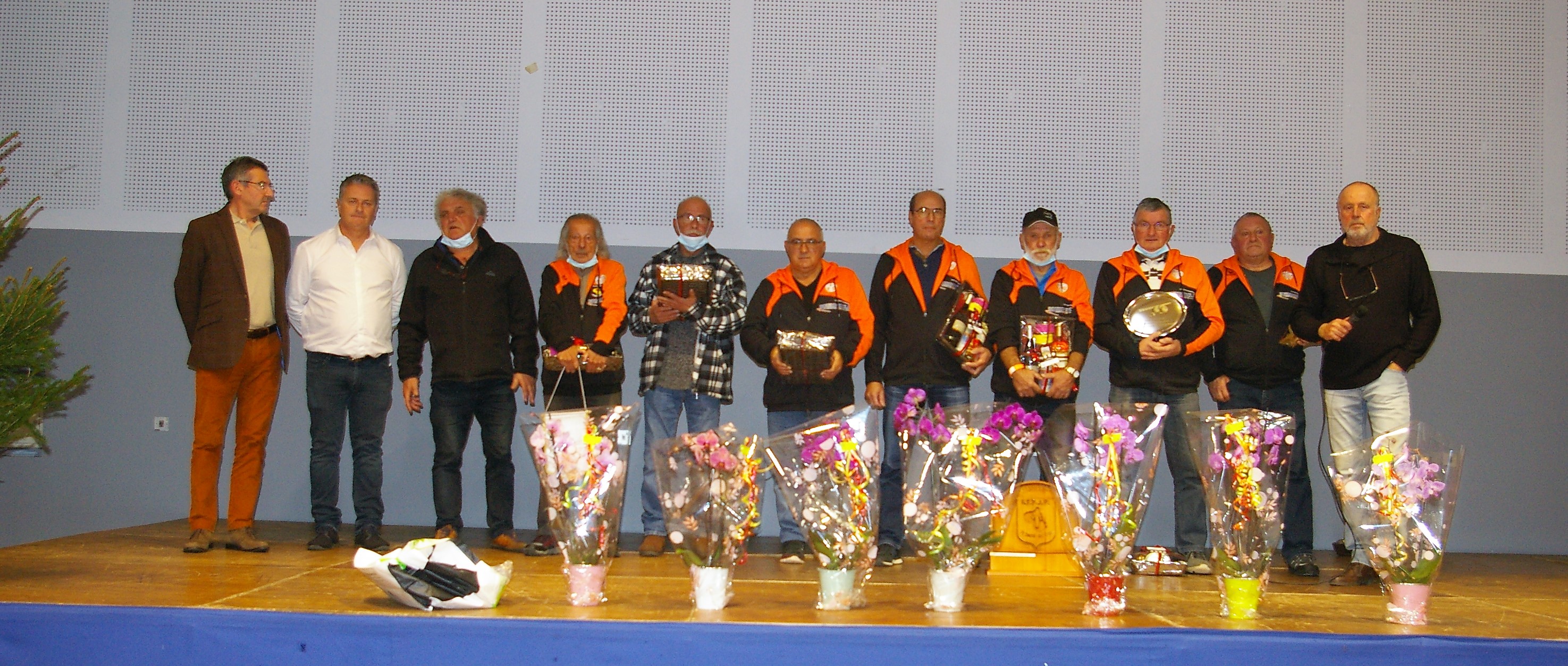 L'équipe vétéran excellence sur le podium L'équipe vétéran excellence sur le podium