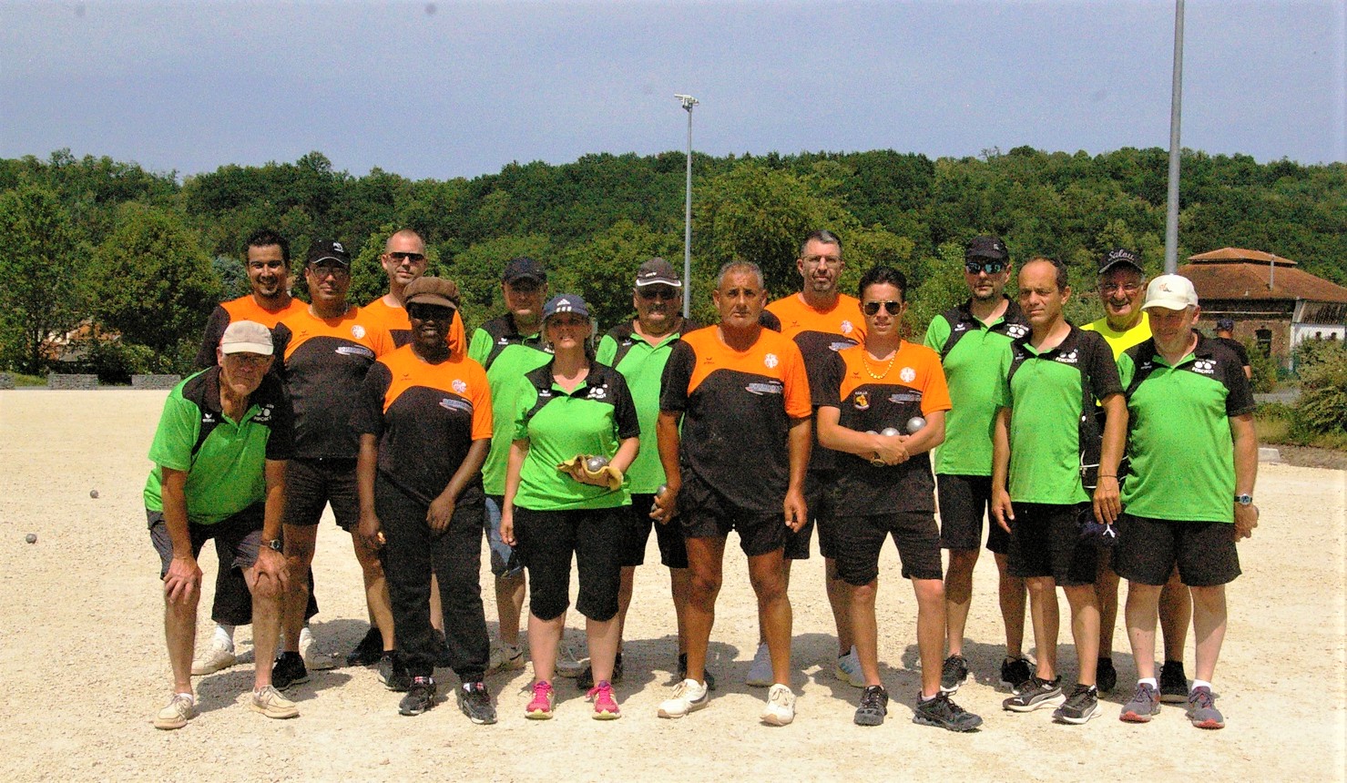 Les deux équipes sur la ligne de départ Les deux équipes sur la ligne de départ