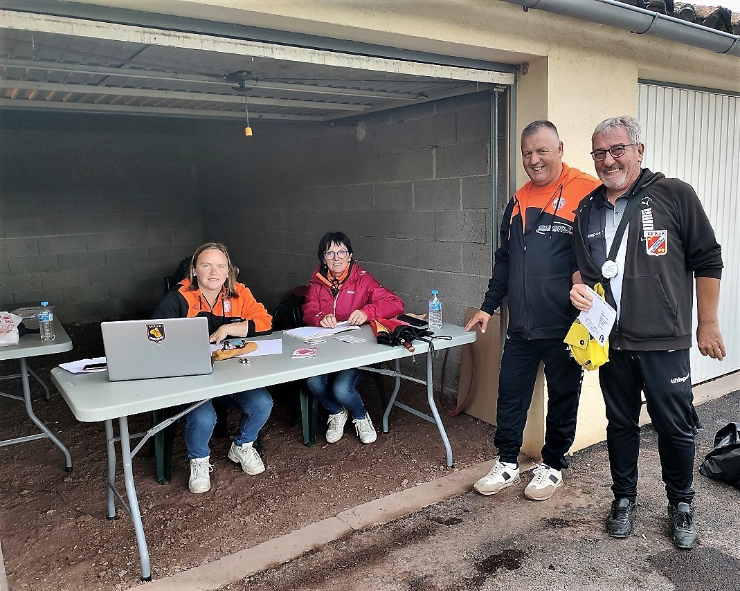 La table de marque avec le corps arbitral, merci Marion et Viviane