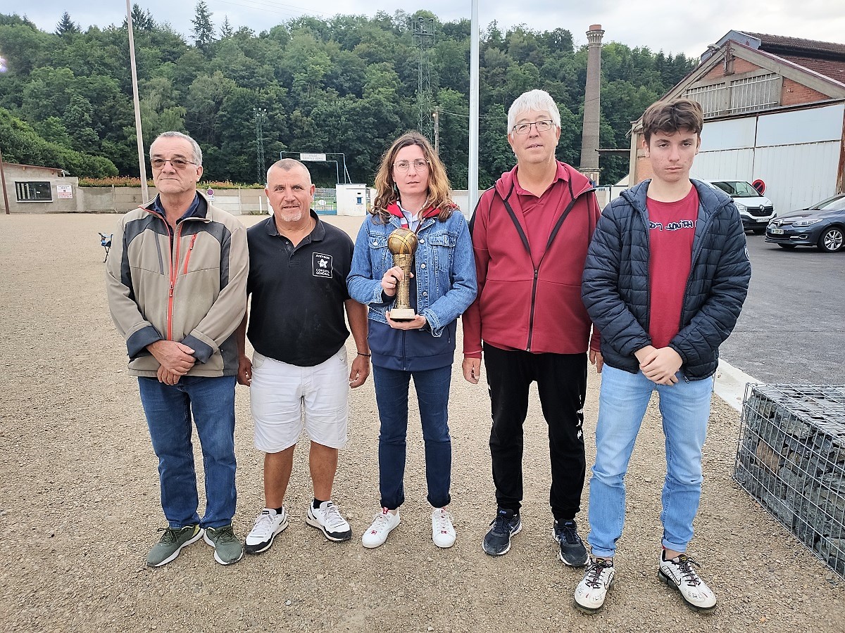 Remise du Challenge par la famille de Manu Remise du Challenge par la famille de Manu