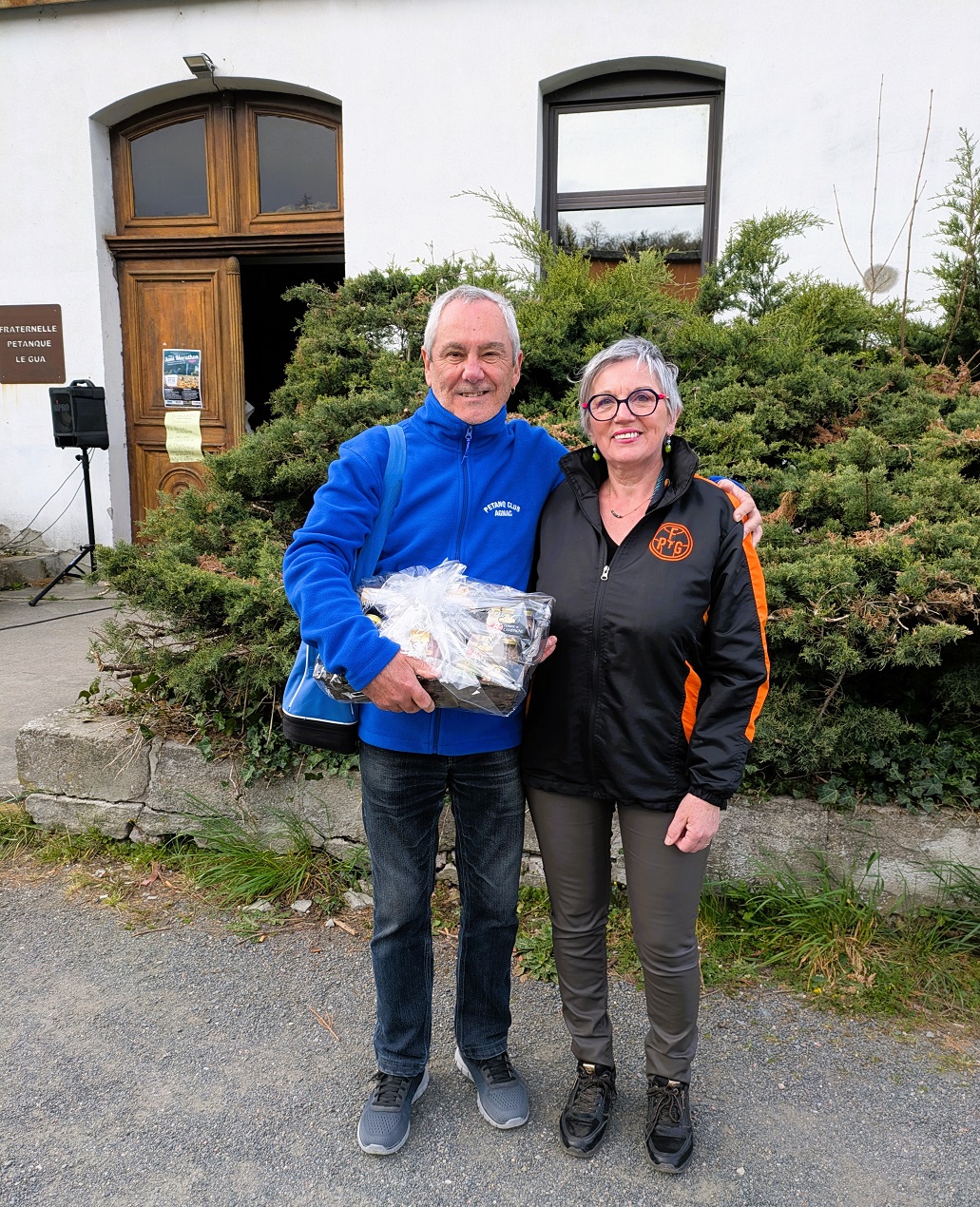 Viviane remet le super lot de la tombola au gagnant