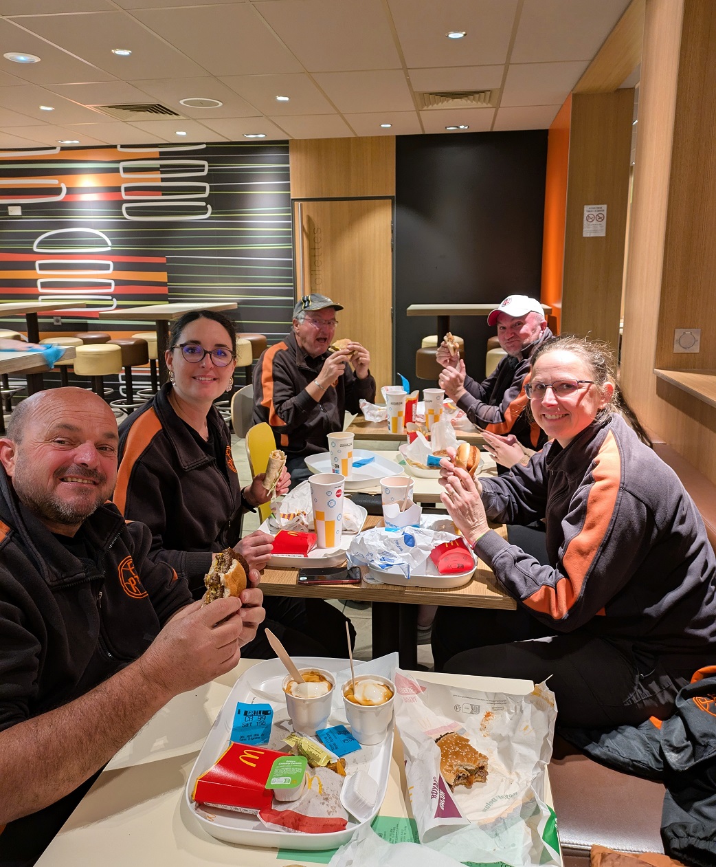 Au retour, pause chez MacDo pour une personne c'était une première et il ne fut pas trop déçu ?? Au retour, pause chez MacDo pour une personne c'était une première et il ne fut pas trop déçu ??