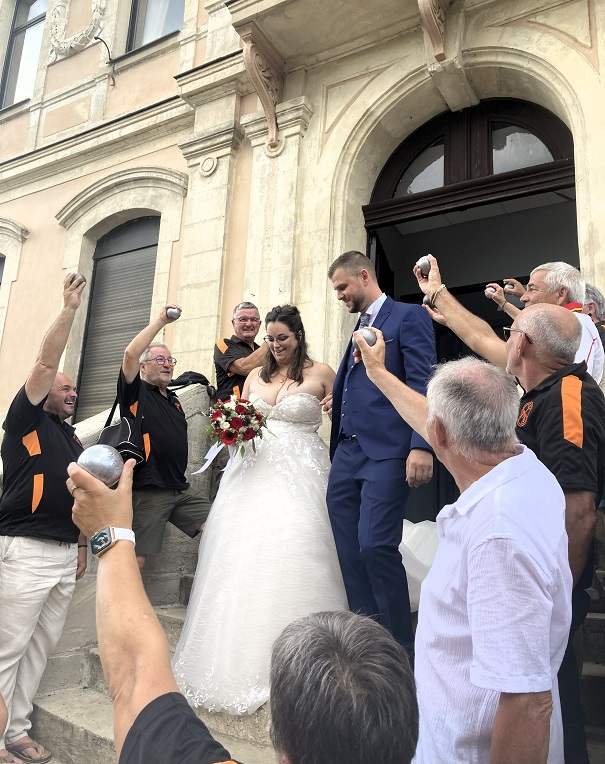 Les mariés sous les applaudissements ! Les mariés sous les applaudissements !