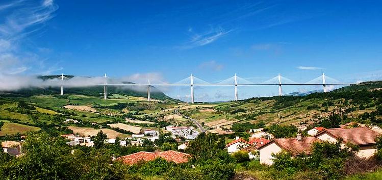 Le village de Creissels sous le viaduc de Millau