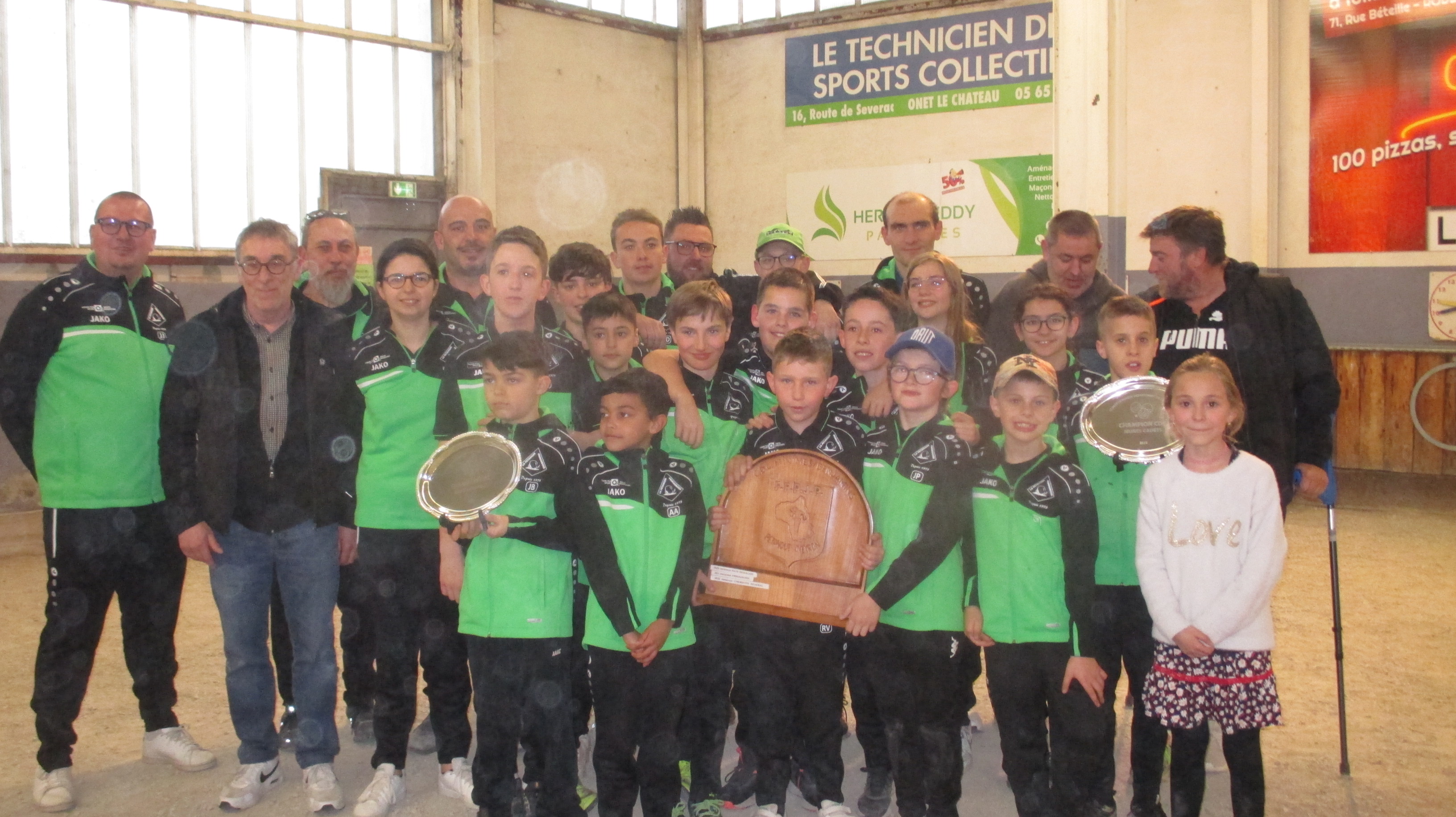 Les 2 équipes championnes et une partie du staff Les 2 équipes championnes et une partie du staff