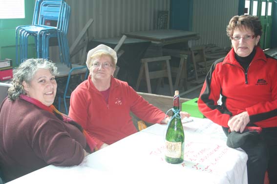 mesdames, vous ne pourrez pas dire que vous n'avez pas de la bouteille.... mesdames, vous ne pourrez pas dire que vous n'avez pas de la bouteille....
