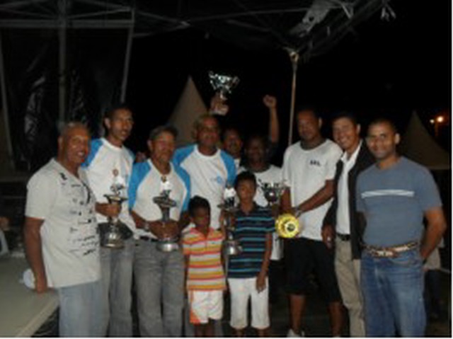 CHAMPIONS ET VICE CHAMPION TRIPLETTE 2010 [320x200].JPG