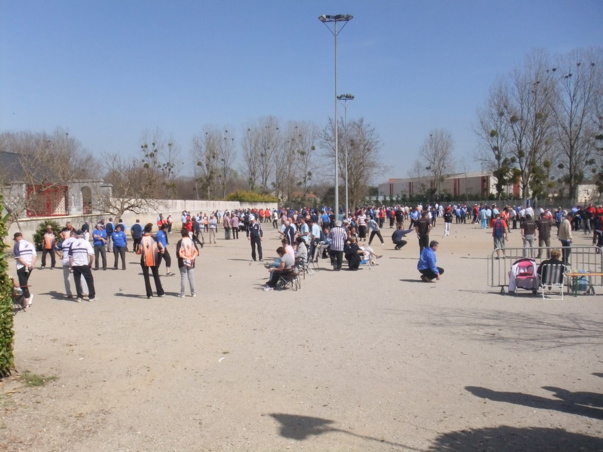 Notre terrain envahi par plus de 350 joueurs et accompagnateurs Notre terrain envahi par plus de 350 joueurs et accompagnateurs