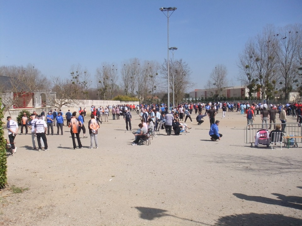 Notre terrain envahi par plus de 350 joueurs et accompagnateurs Notre terrain envahi par plus de 350 joueurs et accompagnateurs