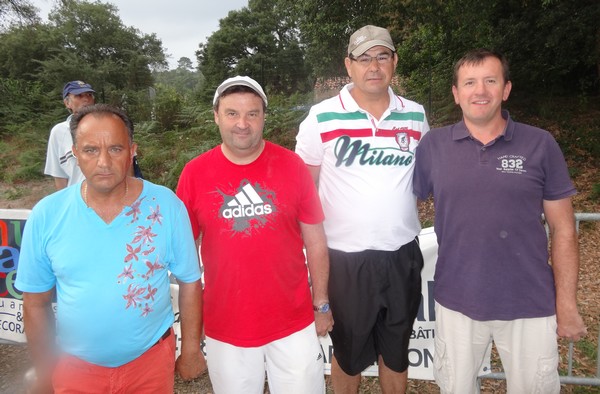 Eric et William LAUROT avec leurs adversaires des 16ème de finale lors du 3ème Souvenir Mario FOYOT à Capbreton. Eric et William LAUROT avec leurs adversaires des 16ème de finale lors du 3ème Souvenir Mario FOYOT à Capbreton.