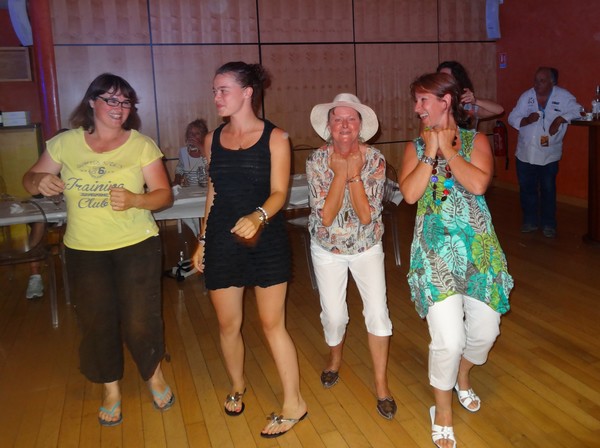 On a eu droit aux Clodettes à la soirée VIP du 3ème Souvenir Mario FOYOT à Capbreton. On a eu droit aux Clodettes à la soirée VIP du 3ème Souvenir Mario FOYOT à Capbreton.