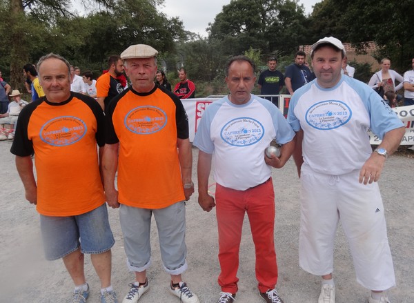 William LAUROT (Popeye) et Eric avec leurs adversaires des 8ème de finale lors du 3ème Souvenir Mario FOYOT à Capbreton. William LAUROT (Popeye) et Eric avec leurs adversaires des 8ème de finale lors du 3ème Souvenir Mario FOYOT à Capbreton.