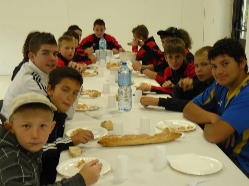 malgrés la defait face au VANS le fair est toujours merci jean claude ,alain ,les bénévoles de ton club. malgrés la defait face au VANS le fair est toujours merci jean claude ,alain ,les bénévoles de ton club.