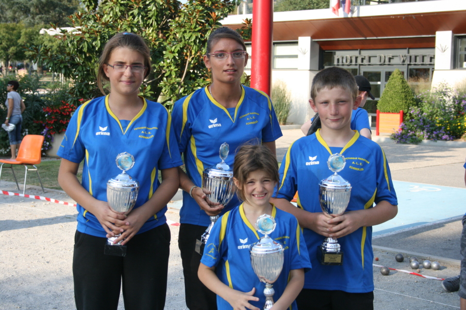 delphine demie finaliste en minimes,audrey championne de l ISERE en junior ,sophie en benjamine vice championne et david  en minimes vice champion