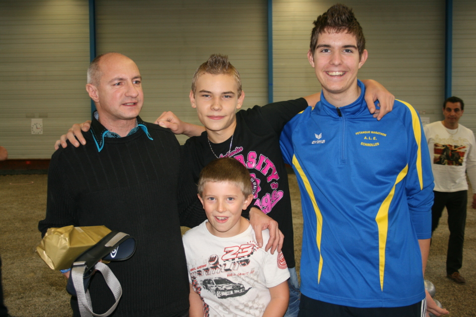 Mickael,Kevin,Sébastien ont offert une paire de boule a leur éducateur Eric Mickael,Kevin,Sébastien ont offert une paire de boule a leur éducateur Eric