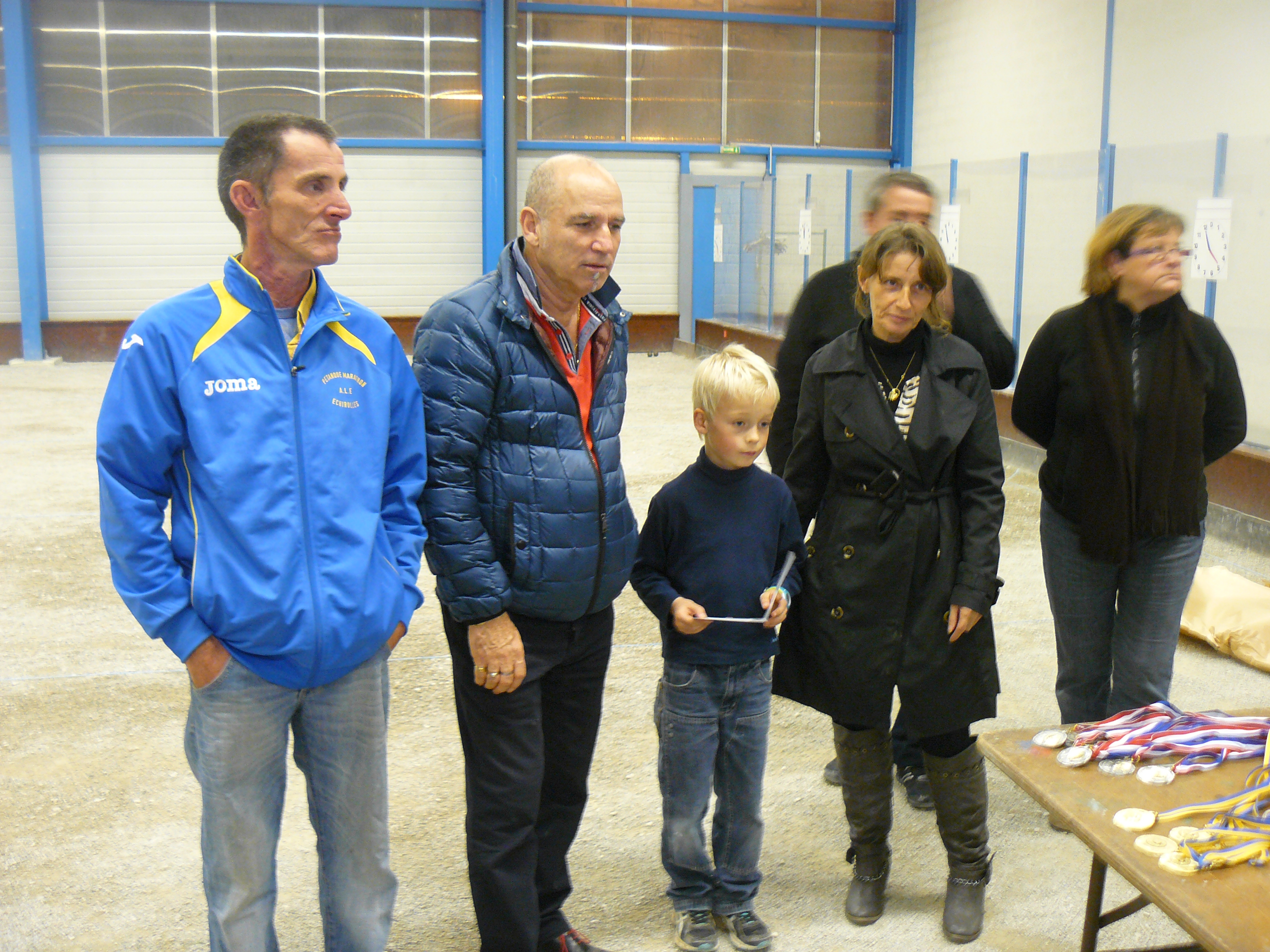 jeanjean éducaterur , Mr HERNANDEZ Guy et Mme GUILLOT Marie-Clairen conseillère municipale au sport le meilleur des benjamins LAVILLE Marius