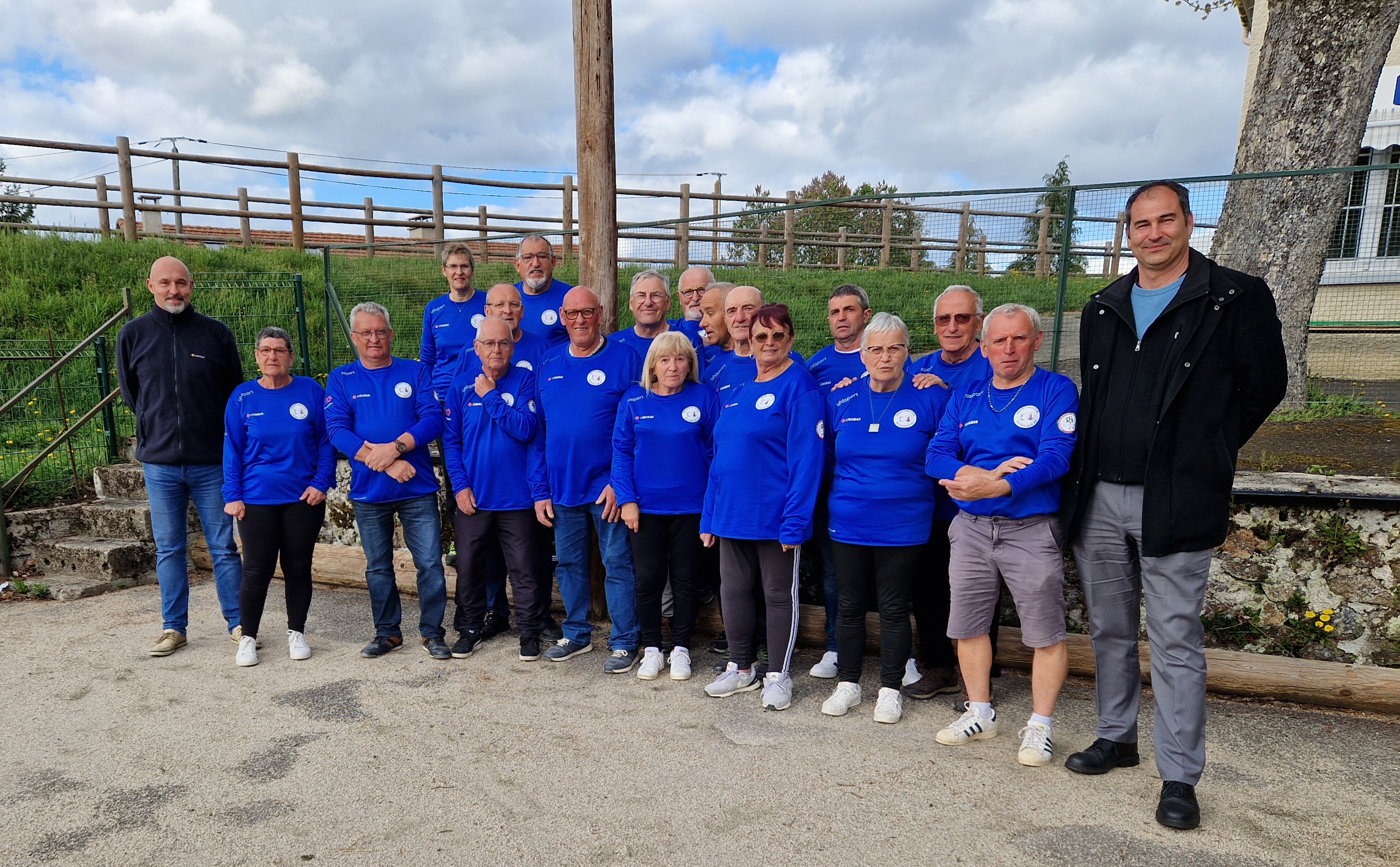 Photo du club avec les representants de Linamar