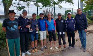 Dominique Bizi (St Doul), les finalistes et Gérald Soulat (arbitre) Dominique Bizi (St Doul), les finalistes et Gérald Soulat (arbitre)