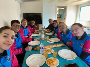 Repas pris au club par les filles Repas pris au club par les filles