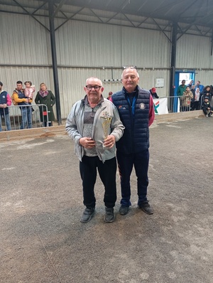 Le responsable de l'Ecole de Pétanque du Sud Nivernais et JP Le responsable de l'Ecole de Pétanque du Sud Nivernais et JP